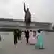 Die Statue von Kim Jong-il auf dem Mansude-Hügel in Pjönjang. Das Bild hat unser Praktikant Alexander Prokopenko während seiner Reise nach Nordkorea im November 2009 gemacht. Er gibt der DW das Recht, die Fotos zu veröffentlichen. Thema: Nordkorea zwischen Alltag und Personenkult