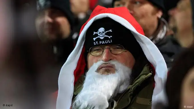 St. Pauli-Fan mit Totenkopf-Tuch als Weihnachtsmann. Foto: dapd