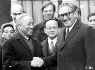 كيسنجر يصافح وزير الخارجية الفيتنامي الشمالي لي دوك ثو في باريس بعد نجاح المفاوضات لوقف إطلاق النار في حرب فيتنام