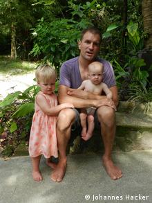 Счастливая босоногая семья: Йоханнес Хакер с детьми
