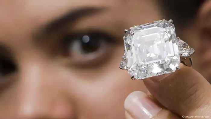 A Christie's employee displays a Flawless diamond of 32.01 carats from the collection of the late Leonore 'Lee' Annenberg during a preview at Christie's auction house in Geneva, Switzerland, 14 September 2009. The Flawless diamond is expected to reach between 3,000,000 and 5,000,000 USD for the Christie's auction on 21 October 2009 in New York, USA. EPA/SALVATORE DI NOLFI +++(c) dpa - Bildfunk+++