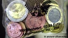 Einen Plastikbeutel mit Euro-Münzen wird am 16.8.2000 in der Staatlichen Münze Berlin gezeigt. Das sogenannte Starter-Kit im Wert von 10,23 Euro kann voraussichtlich nach Weihnachten 2001 für 20 DM gekauft werden. Die Berliner Münze ist eine von fünf Prägeanstalten in der Bundesrepublik. Hier werden ein Fünftel der etwa 17 Milliarden Euro-Stücke der Erstausstattung für Deutschland hergestellt.