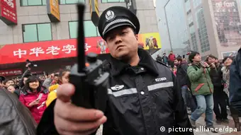 China Menschenrechte Peking Polizisten unterdrücken Rufe nach Jasmin-Protesten