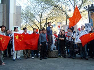 参加抗议游行的留学生自发在日本驻杜塞尔多夫领馆前发言