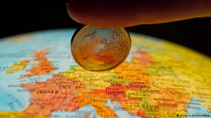 ILLUSTRATION - Ein Finger hält eine Ein-Euro-Münze am Mittwoch (13.07.2011) über Europa auf einem beleuchteten Globus in Frankfurt (Oder). Die Wirtschaft der Eurozone droht wegen der Schuldenkrise in eine Rezession abzurutschen. «Das Wachstum in Europa ist zum Stillstand gekommen, und es besteht das Risiko einer erneuten Rezession», erklärte EU-Währungskommissar Olli Rehn am Donnerstag 10.11.2011 in Brüssel. Für die Eurozone erwartet Rehn im kommenden Jahr nur noch ein Mini-Wachstum von 0,5 Prozent nach 1,5 Prozent im laufenden Jahr. Foto: Patrick Pleul +++(c) dpa - Bildfunk+++