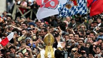 Papst Benedikt Amtseinführung Petersplatz Menge