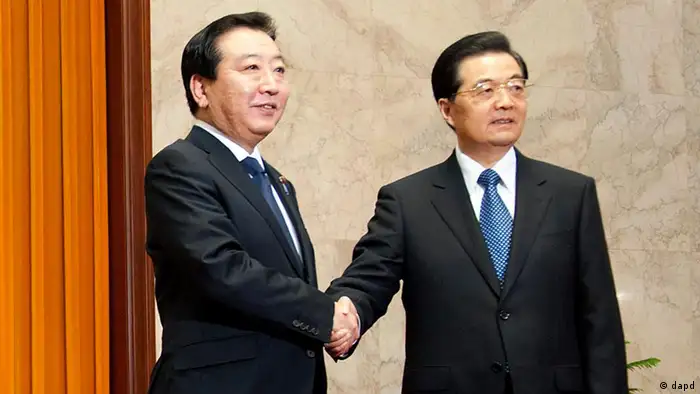 Japanese Prime Minister Yoshihiko Noda, left, shakes hands with Chinese President Hu Jintao prior to a meeting at the Great Hall of the People in Beijing, China, Monday, Dec. 26, 2011. Noda wrapped up his trip to Beijing on Monday where he sought China's cooperation in promoting stability in North Korea after the death of its longtime leader Kim Jong Il. (Foto:Ed Jones, Pool/AP/dapd)