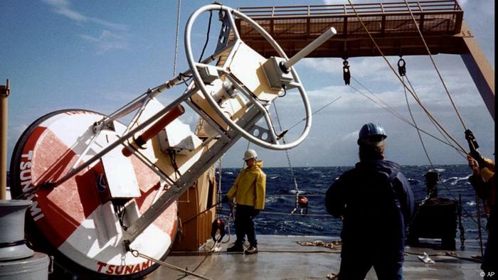 Eine Tsunami-Messboje an Bord eines Schiffes (Foto: AP)