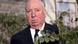 Alfred Hitchcock blickt hinter einem Busch hervor Alfred Hitchcock blickt hinter einem Busch hervor