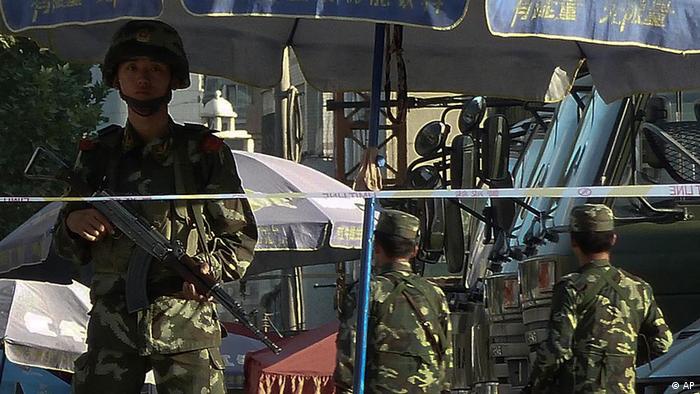 中国武警8月4日在新疆喀什街头警戒