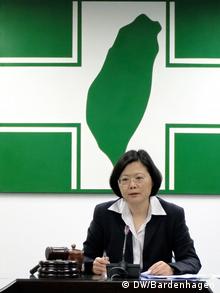 Die Kandidatin der Oppositionspartei DPP, Tsai Ing-wen, am Rednerpult. (Foto: DW/ Klaus Bardenhagen)