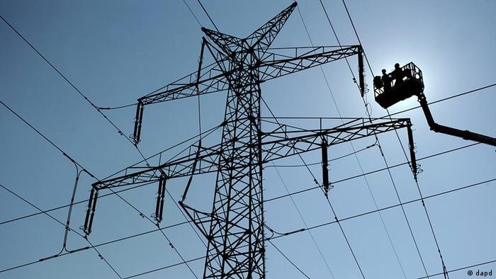 Deutschland Energie Strom Strommast Industrie klagt über unsicherere Stromversorgung