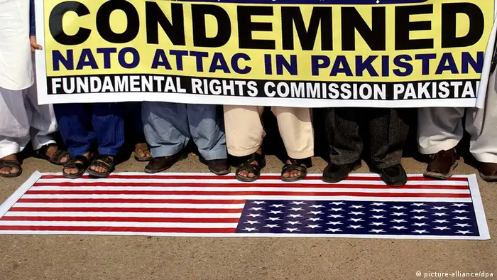 Pakistani protesters burn representations of US and NATO flags during a demonstration to condemn U.S. drone strikes in the tribal areas, in Multan, Pakistan. A drone strike in Pakistan's tribal areas killed several suspected militants early Monday, Pakistani officials said, as the U.S. pushes ahead with the controversial drone program despite Pakistani demands to stop. The strike was the seventh in less than two weeks and highlights the importance that Washington places on the drone program as a way to combat al-Qaida and Taliban fighters who use Pakistan as a base for attacks against American and NATO forces in Afghanistan. (Foto:Khalid Tanveer/AP/dapd)