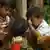 Thema sind die Pläne der Welthungerhilfe für das Jubiläumsjahr 2012 (50-jähriges Bestehen) ARCHIV: Zwei Jungen teilen sich ausserhalb ihres Wohnhauses in Ola, Panama, einen Topf mit Porridge (Foto vom 23.07.05). Am Donnerstag (01.12.11) gibt es in Berlin eine Pressekonferenz zu "50 Jahre Welthungerhilfe". Foto: Arnulfo Franco/AP/dapd