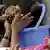 Thema sind die Pläne der Welthungerhilfe für das Jubiläumsjahr 2012 (50-jähriges Bestehen) ARCHIV: Ein Mann verteilt Essen in einem Tempel in Srinagar, Indien (Foto vom 03.03.08). Am Donnerstag (01.12.11) gibt es in Berlin eine Pressekonferenz zu "50 Jahre Welthungerhilfe". Foto: Dar Yasin/AP/dapd