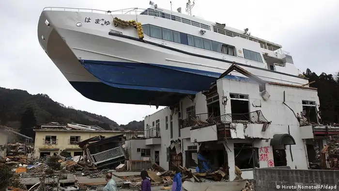 Japan Erdbeben und Tsunami Fukushima Fähre auf dem Dach in Otsuchi