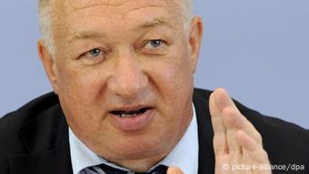 ARCHIV - Gustav Horn vom Institut für Makro-Ökonomie der Hans-Böckler-Stiftung spricht am Mittwoch (05.08.2009) vor der Bundespressekonferenz in Berlin. Der Euro-Rettungsschirm müsste nach Ansicht gewerkschaftsnaher Forscher noch weiter aufgespannt werden als bislang vorgesehen. Nur dann könnten Spekulanten-Attacken gegen einzelne EU-Länder abgewehrt werden: «Um eine sehr glaubwürdige Abschreckung zu haben, müsste man sicherlich deutlich über die jetzt geplanten 440 Milliarden Euro gehen», sagte der Leiter des Instituts für Makroökonomie und Konjunkturforschung (IMK) in der Hans-Böckler-Stiftung, Gustav Horn, am Mittwoch in einem Gespräch mit der Nachrichtenagentur dpa. Foto: Tim Brakemeier dpa (zu dpa-Gespräch) +++(c) dpa - Bildfunk+++