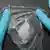 Ein Zollbeamter zeigt einen Drogenfund von circa fünf Gramm Crystal Speed Foto: David Ebener (dpa)