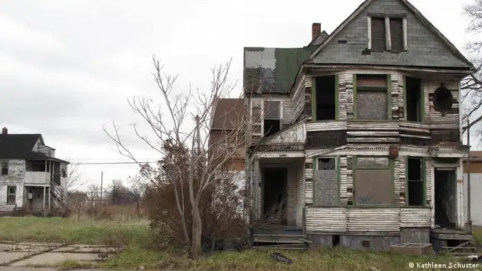 Verlassene und zerfallene Häuser ohne Fenster, mit eingetretenen Türen und maroden Dächer säumen die Straßen von Detroit. (Foto: Kathleen Schuster)
