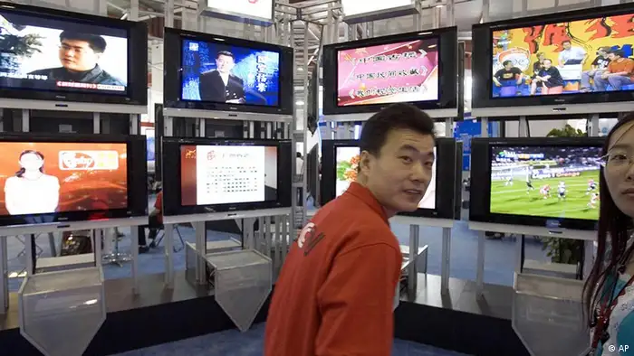 China Peking Internationale Radio TV und Film Ausstellung 2006 Ein Mann steht vor Flachbildschirmen mit chinesischem Programm