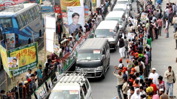 The road march of Bangladesh Nationalist Party (BNP) led by the opposition leader Begum Khaleda Zia towards Chittagong from Dhaka, Bangladesh on 08 January 2012. BNP demands to retain the caretaker government system. Foto: DW- Korrespondent Harun Ur Rashid Swapan, 08.01.2012