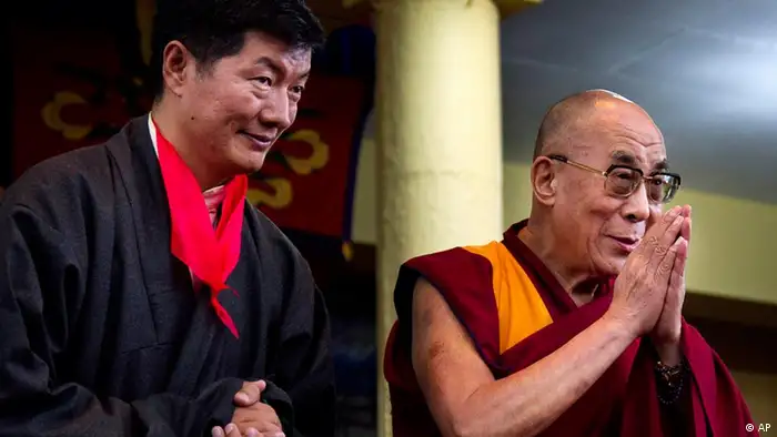 Lobsang Sangay, left, the new prime minister of Tibet's government in exile, stands next to Tibetan spiritual leader the Dalai Lama as he greets the crowd at his swearing-in ceremony at the Tsuglakhang Temple in Dharmsala, India, Monday, Aug. 8, 2011. The Harvard-trained legal scholar has been sworn in as head of the Tibetan government in exile and is replacing the Dalai Lama as political leader of the exile movement. (Foto:Ashwini Bhatia/AP/dapd)