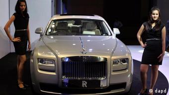Models posieren neben einem Rolls-Royce. (AP Photo/Rafiq Maqbool)