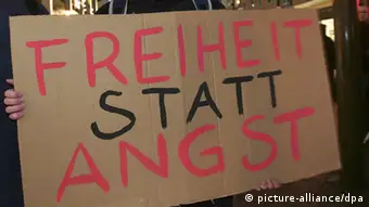 Deutschland Demonstration gegen Vorratsdatenspeicherung in Magdeburg Freiheit statt Angst Demonstrant Überwachung