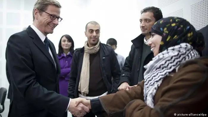 Außenminister Guido Westerwelle trifft sich mit tunesischen Bloggern (Foto: EPA / Thomas Trutschel / Pool).