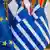 Verschiedene Fahnen, darunter eine der Europaeischen Union (EU) und zwei griechische Nationalfahnen, stehen am Donnerstag (10.11.11) in einem Geschaeft in der griechischen Hauptstadt Athen. Nach der Einigung auf eine Uebergangsregierung in Griechenland soll das neue Kabinett am Freitag (11.11.11.) in Athen vereidigt werden. (zu dapd-Text) Foto: Axel Schmidt/dapd