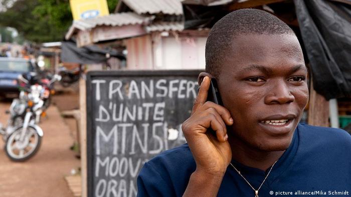 Fast jeder Afrikaner hat ein Handy, wie hier in der Elfenbeinküste
