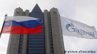 Флаги России и Газпрома перед офисом концерна в Москве