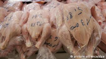 Frische Hähnchen in Plastiktüten verpackt und mit Gewichts - und Preisangabe an einem Marktstand. Foto: Frank May dpa