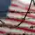 Eine US-Flagge hinter Stachedraht im US-Lager Guantánamo Foto: Brennan Linsley
