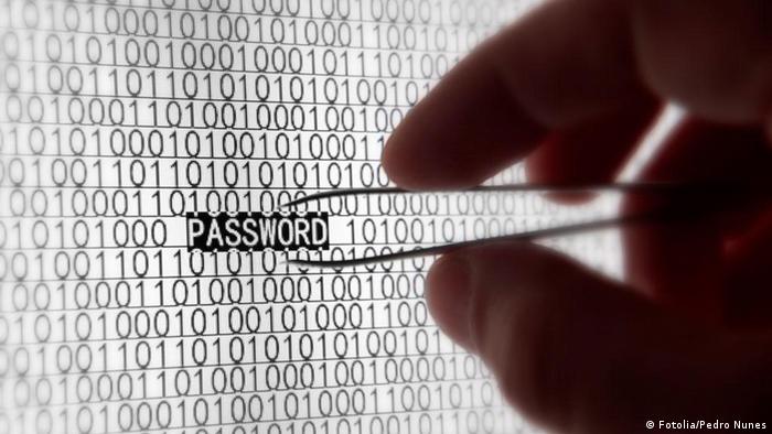 Человек достает пинцетом пароль со страницы - фото, символизирующее хакерские атаки