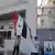 Ein mann steht vor der US-Botschaft in Damaskus Syrien (Foto: AP/dapd)