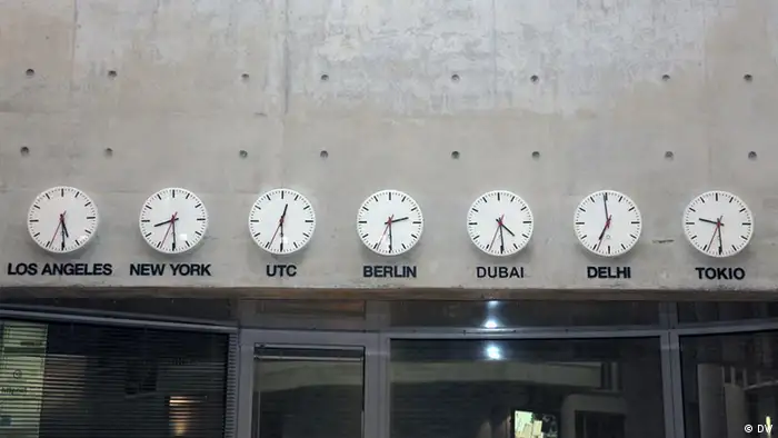 Uhren im Funkhaus der Deutschen Welle in Berlin zeigen die aktuelle Zeit in den Zielgebieten des Deutschen Auslandsrundfunks.