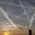 Céu cortado de rastros de condensação de aviões