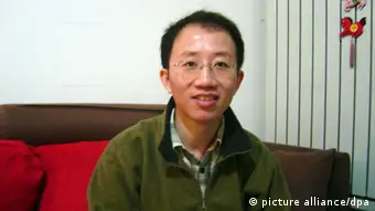 ARCHIV - Der prominente chinesische Bürgerrechtler Hu Jia am 09.12.2007 in seiner Wohnung in Peking.Vier Tage nach der Freilassung des chinesischen Künstlers und Aktivisten Ai Weiwei ist ein weiterer prominenter Bürgerrechtler auf freien Fuß gekommen. Nach Verbüßung einer dreieinhalbjährigen Haftstrafe sei Hu Jia seit dem frühen Sonntagmorgen wieder bei seiner Familie, teilte die Frau des 37-Jährigen am Sonntag via Twitter mit. Foto: Bill Smith dpa (zu dpa0061 vom 26.06.2011) +++(c) dpa - Bildfunk+++