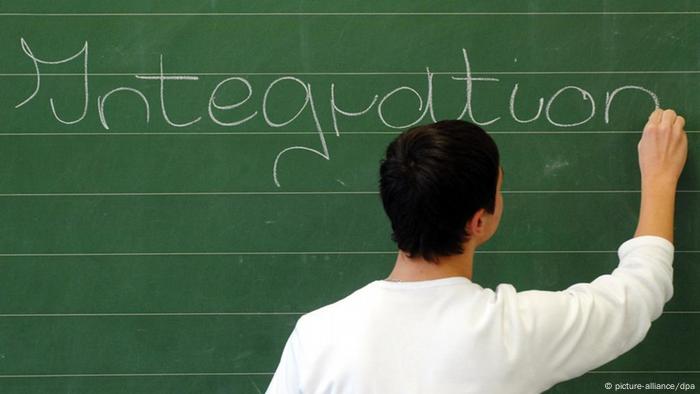 Symbolbild Integration: Ein Junge schreibt das Wort Integration auf eine Schultafel (Foto: dpa)