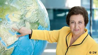 Friedensnobelpreisträgerin Shirin Ebadi mit Globus (Foto: DW)