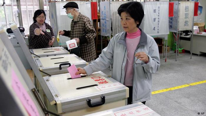 Wähler an der Urne in Taiwan