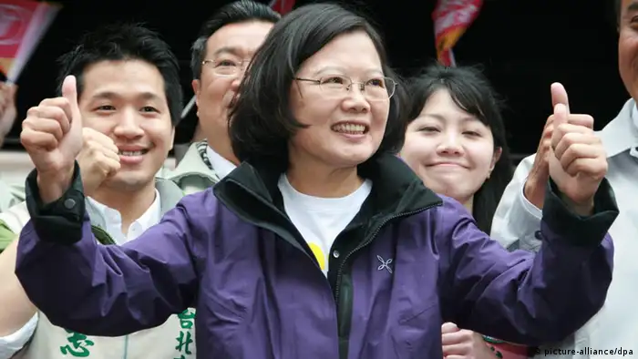 epa03057950 Taiwan opposition leader and presidential candidate Tsai Ing-wen gives thumbs up to supporters at a rally in Taipei, Taiwan, on 13 January 2012. Taiwanese go to the polls Saturday to pick their next president. EPA/DAVID CHANG pixel