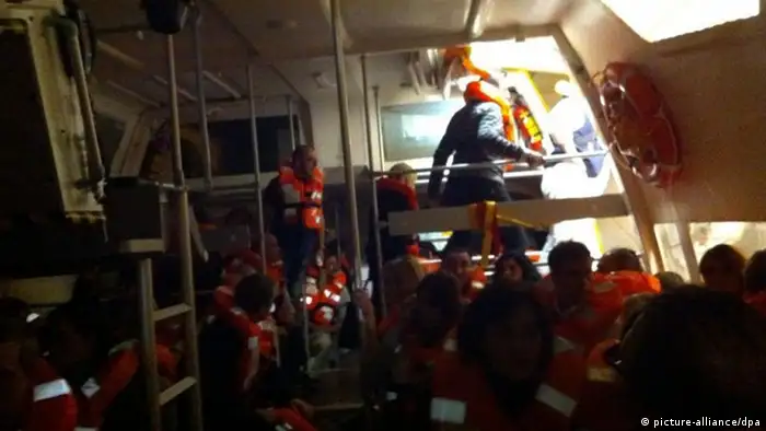 Passagiere verlassen die Costa Concordia in einem Rettungsboot ( Foto: dpa)