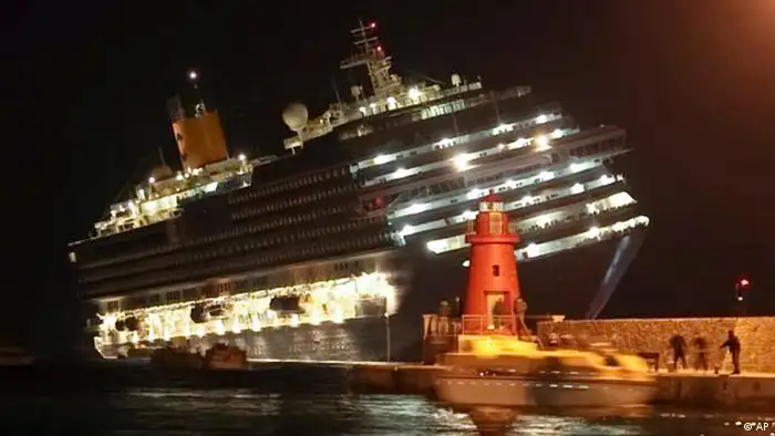 Kreuzfahrtschiff Costa Concordia nach der Havarie (Foto: AP)
