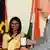 Ummu Salma Bava Jawaharlal wird das Bundesverdienstkreuz überreicht