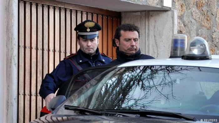 Der Kapitän der Costa Concordia, Schettino, (r.) wird im Januar vorübergehend festgenommen (Foto: Reuters)