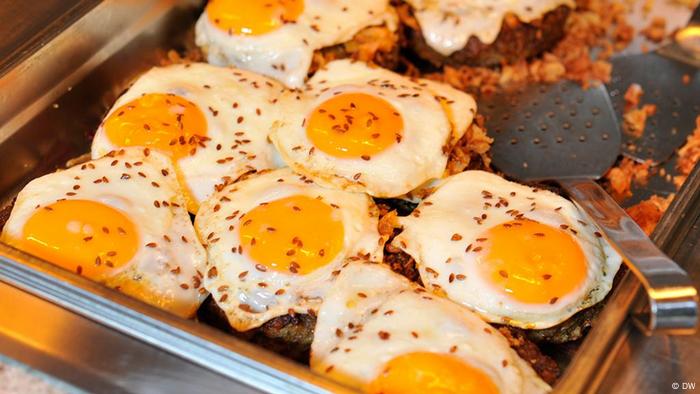 Deutschland Essen Kochen Vegetarisch Hamburger mit Spiegelei