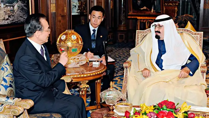 Saudi King Abdullah (R) meets with Chinese Premier Wen Jiabao (L) at the Royal Palace in Riyadh January 15, 2012. Wen pressed Saudi Arabia to open its huge oil and gas resources to expanded Chinese investment, media reports said on Sunday against a backdrop of growing tension over Iran and worries over its crude exports to the Asian power. REUTERS/Saudi Press Agency/Handout (SAUDI ARABIA - Tags: POLITICS ROYALS ENERGY BUSINESS) FOR EDITORIAL USE ONLY. NOT FOR SALE FOR MARKETING OR ADVERTISING CAMPAIGNS. THIS IMAGE HAS BEEN SUPPLIED BY A THIRD PARTY. IT IS DISTRIBUTED, EXACTLY AS RECEIVED BY REUTERS, AS A SERVICE TO CLIENTS