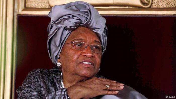 Liberias Präsidentin Ellen Johnson Sirleaf mit Turban auf dem Kopf und Brille, schaut an der Kamera vorbei (Foto:Larry Downing, Pool/AP/dapd)